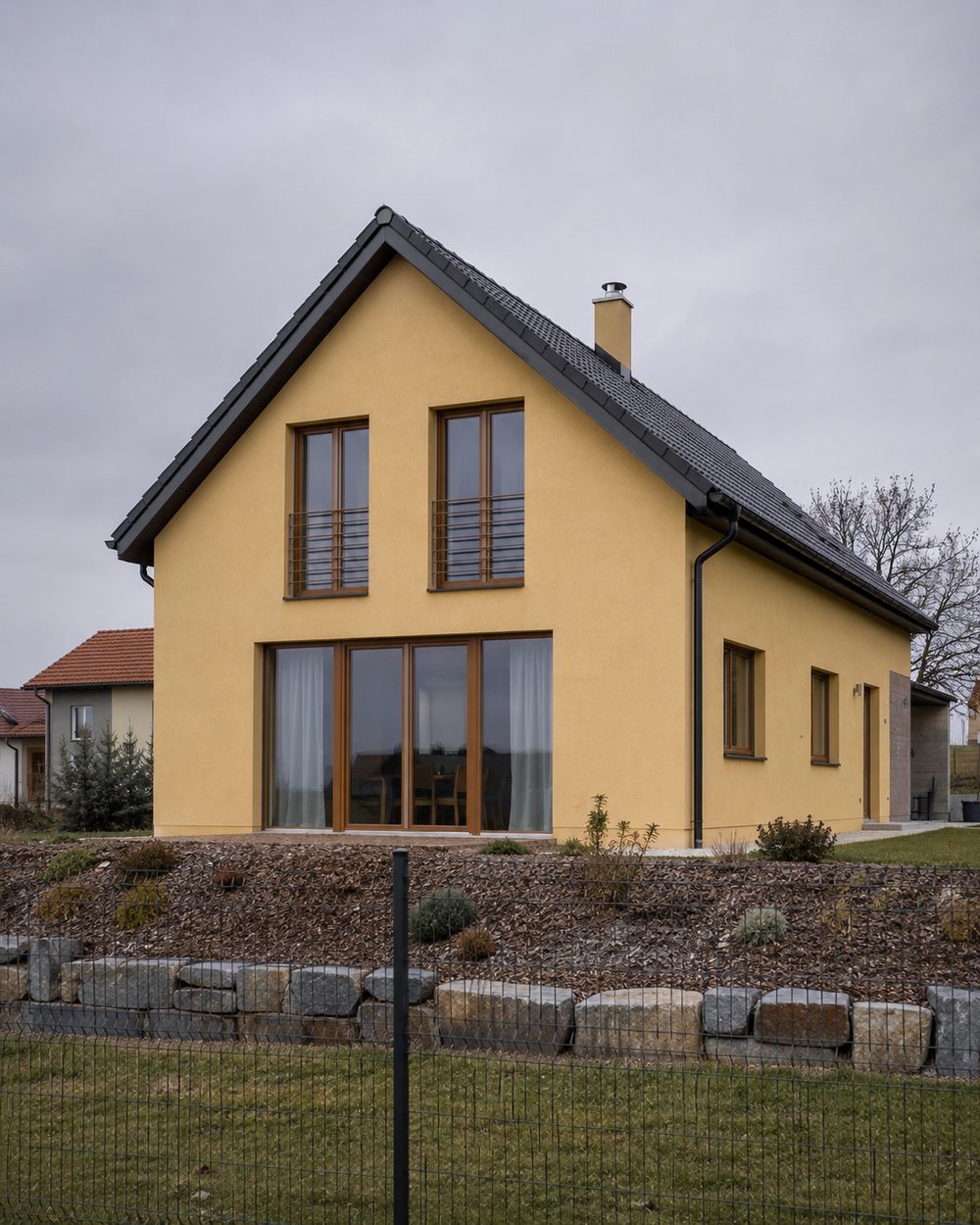 Novostavba rodinného domu se žlutou fasádou